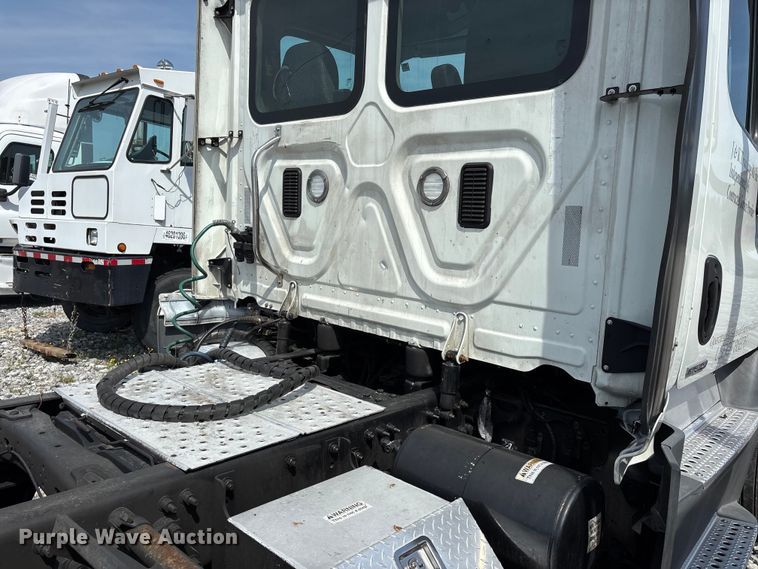 image for item YA2945 2016 Freightliner Cascadia semi truck