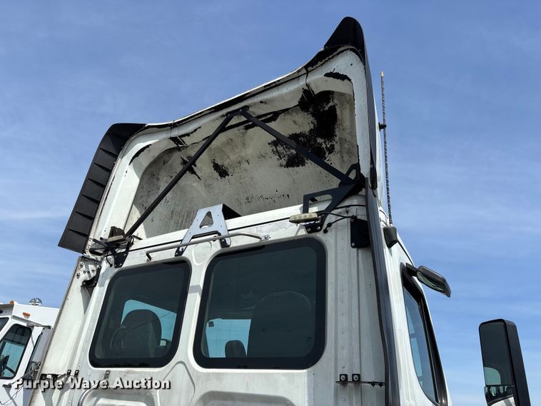 image for item YA2945 2016 Freightliner Cascadia semi truck