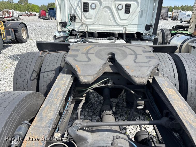 image for item YA2945 2016 Freightliner Cascadia semi truck