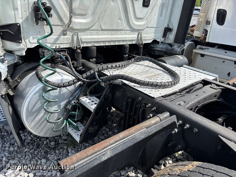 image for item YA2945 2016 Freightliner Cascadia semi truck