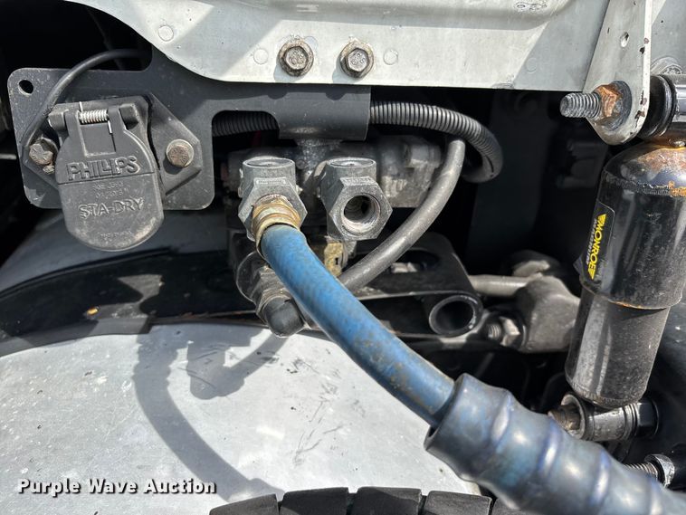 image for item YA2945 2016 Freightliner Cascadia semi truck