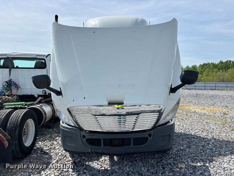 image for item YA2945 2016 Freightliner Cascadia semi truck