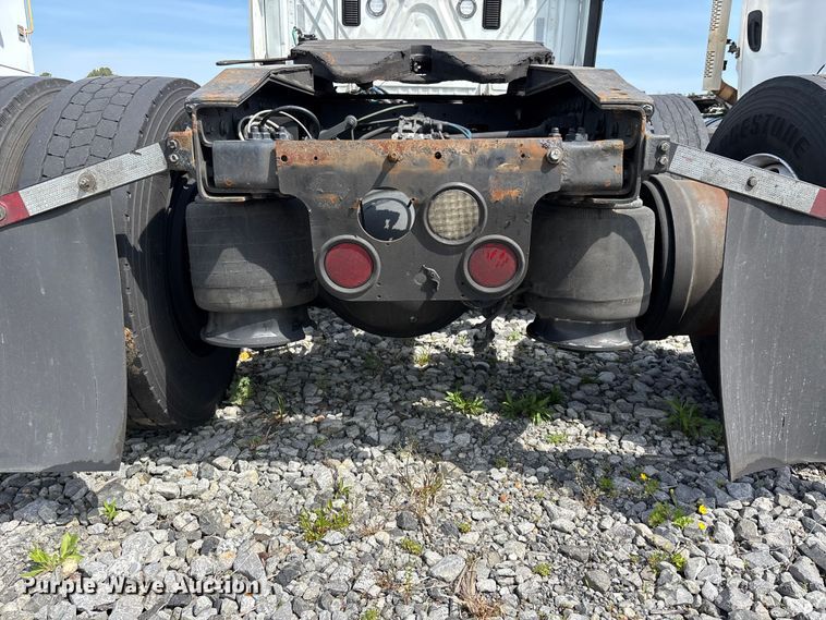 image for item YA2945 2016 Freightliner Cascadia semi truck