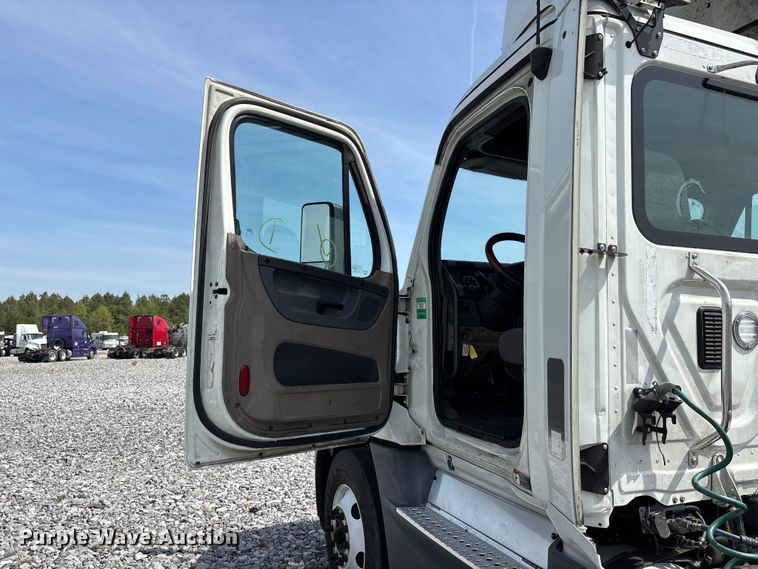 image for item YA2945 2016 Freightliner Cascadia semi truck