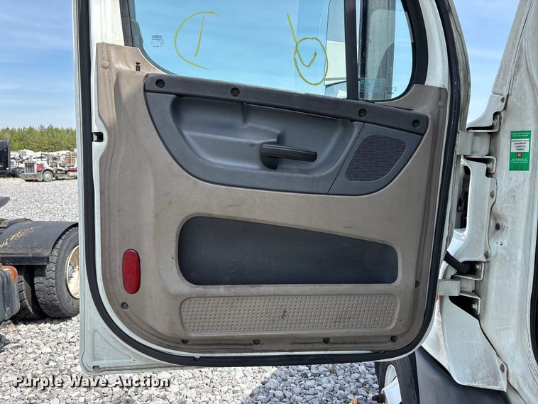 image for item YA2945 2016 Freightliner Cascadia semi truck