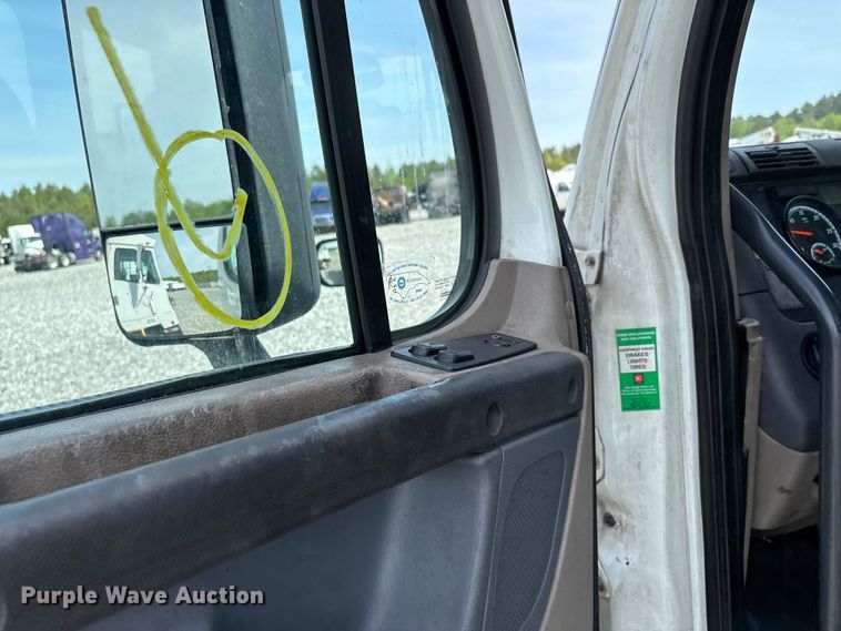 image for item YA2945 2016 Freightliner Cascadia semi truck