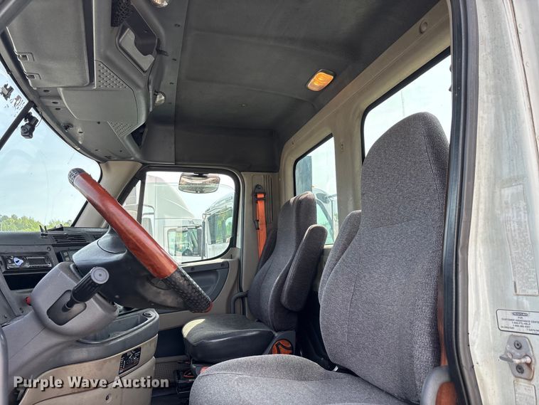 image for item YA2945 2016 Freightliner Cascadia semi truck