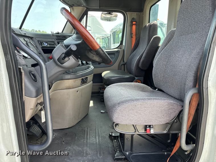 image for item YA2945 2016 Freightliner Cascadia semi truck