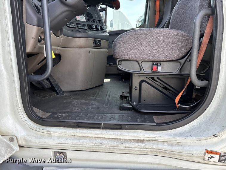 image for item YA2945 2016 Freightliner Cascadia semi truck