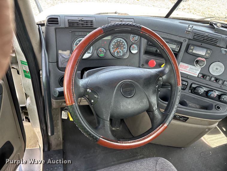 image for item YA2945 2016 Freightliner Cascadia semi truck