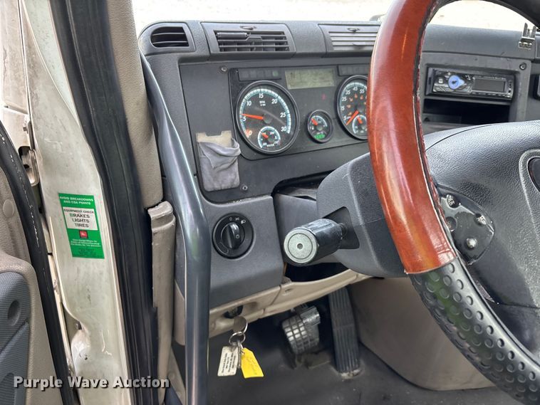 image for item YA2945 2016 Freightliner Cascadia semi truck