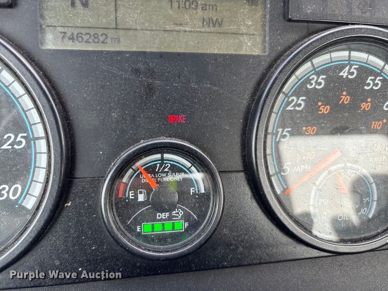 image for item YA2945 2016 Freightliner Cascadia semi truck