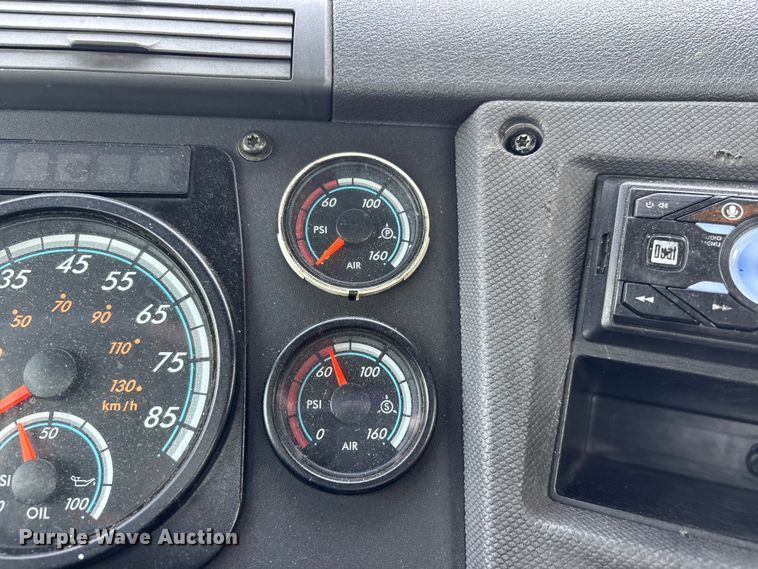 image for item YA2945 2016 Freightliner Cascadia semi truck