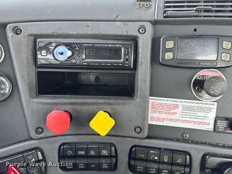 image for item YA2945 2016 Freightliner Cascadia semi truck