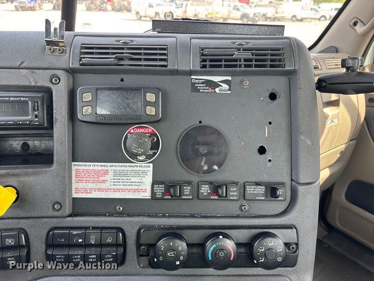 image for item YA2945 2016 Freightliner Cascadia semi truck