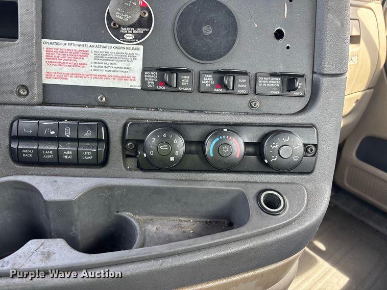 image for item YA2945 2016 Freightliner Cascadia semi truck