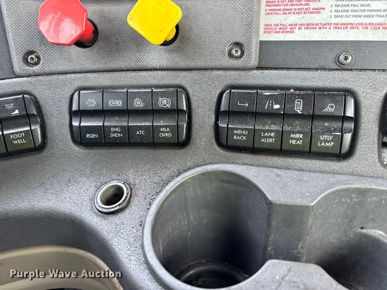 image for item YA2945 2016 Freightliner Cascadia semi truck