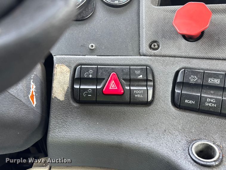 image for item YA2945 2016 Freightliner Cascadia semi truck