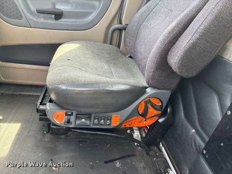 image for item YA2945 2016 Freightliner Cascadia semi truck