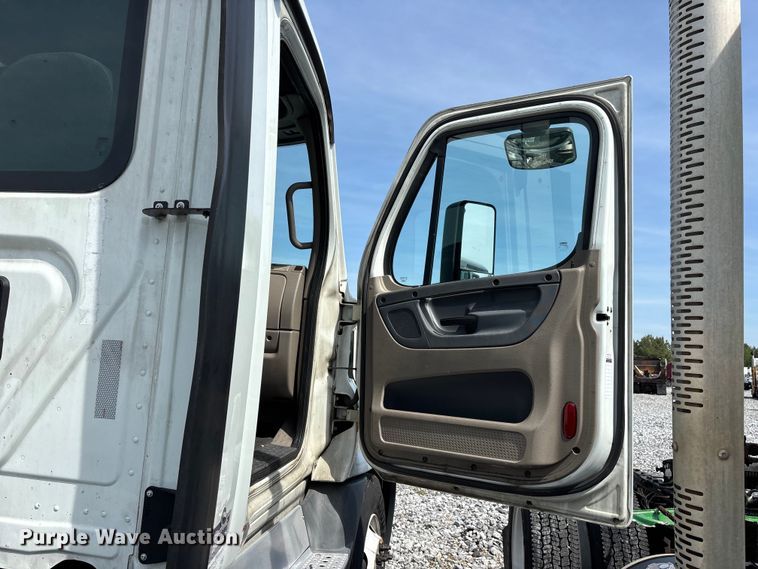 image for item YA2945 2016 Freightliner Cascadia semi truck