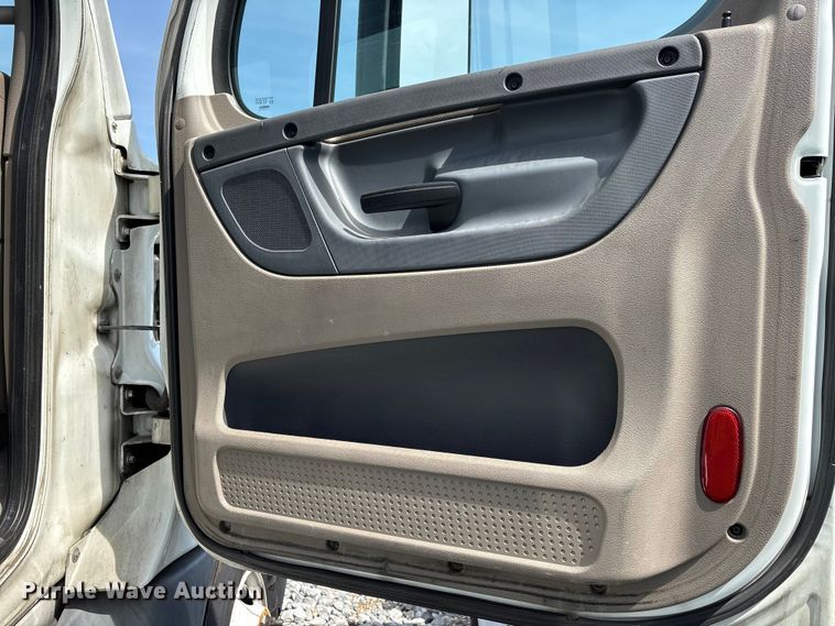 image for item YA2945 2016 Freightliner Cascadia semi truck