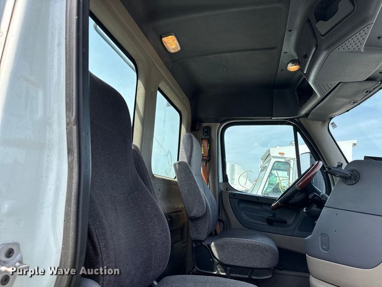 image for item YA2945 2016 Freightliner Cascadia semi truck