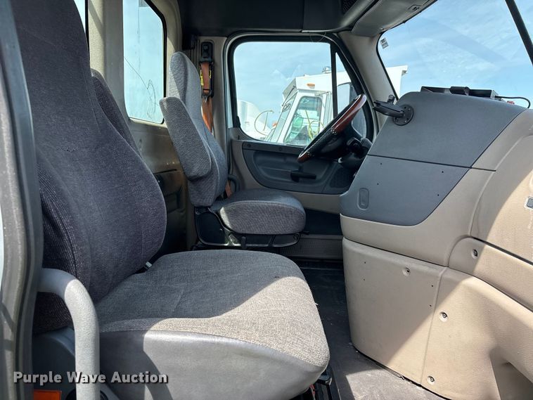 image for item YA2945 2016 Freightliner Cascadia semi truck