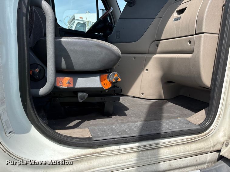 image for item YA2945 2016 Freightliner Cascadia semi truck