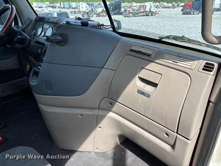 image for item YA2945 2016 Freightliner Cascadia semi truck