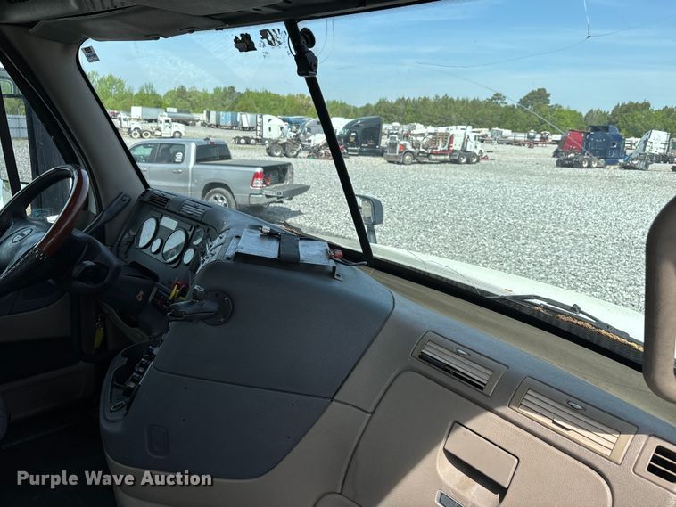 image for item YA2945 2016 Freightliner Cascadia semi truck