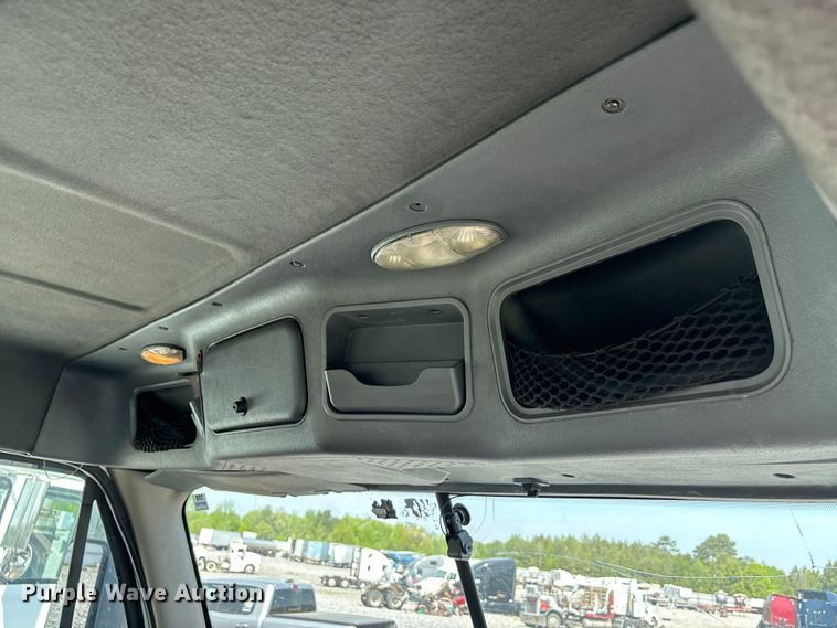 image for item YA2945 2016 Freightliner Cascadia semi truck