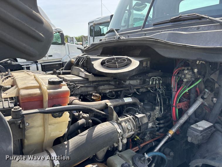 image for item YA2945 2016 Freightliner Cascadia semi truck