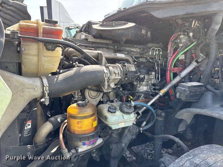 image for item YA2945 2016 Freightliner Cascadia semi truck