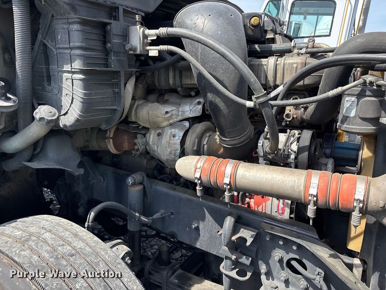 image for item YA2945 2016 Freightliner Cascadia semi truck