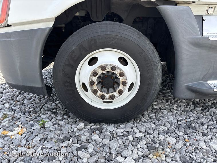 image for item YA2945 2016 Freightliner Cascadia semi truck