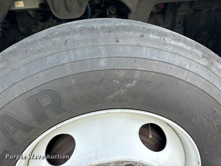 image for item YA2945 2016 Freightliner Cascadia semi truck