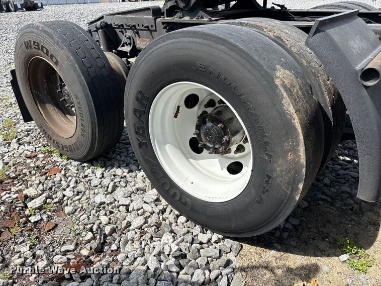 image for item YA2945 2016 Freightliner Cascadia semi truck