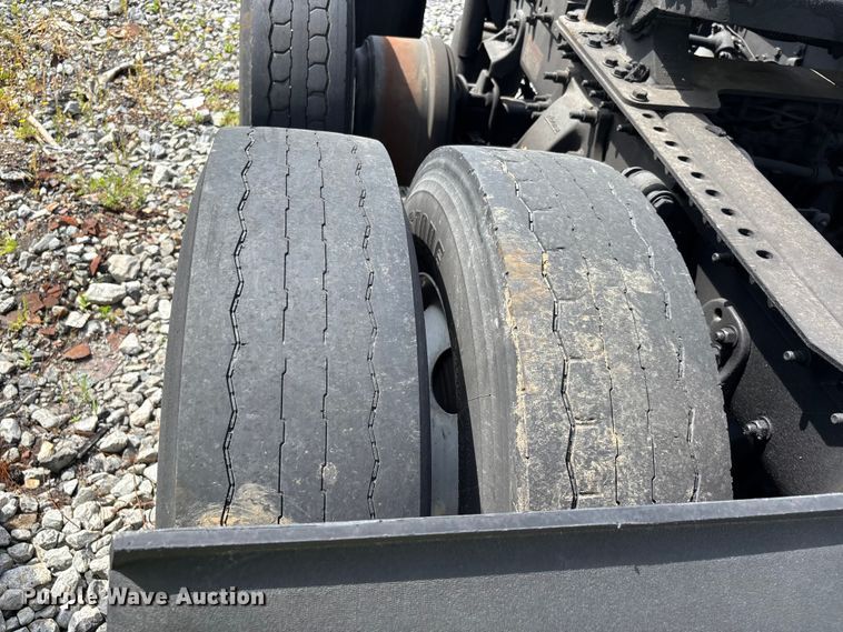 image for item YA2945 2016 Freightliner Cascadia semi truck