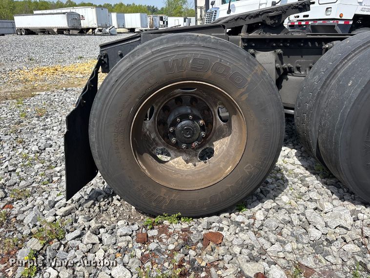 image for item YA2945 2016 Freightliner Cascadia semi truck