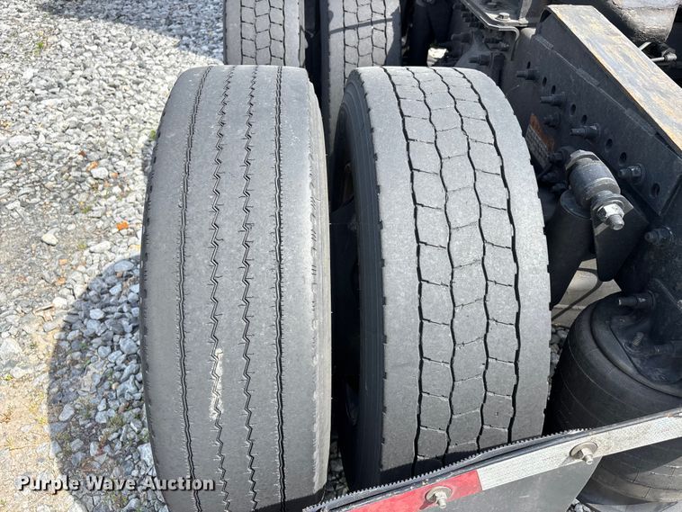 image for item YA2945 2016 Freightliner Cascadia semi truck