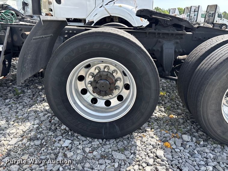 image for item YA2945 2016 Freightliner Cascadia semi truck