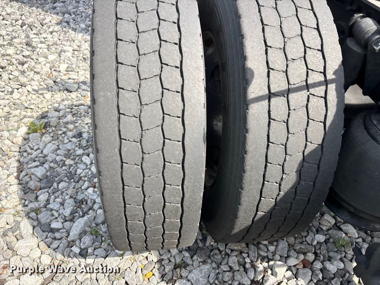 image for item YA2945 2016 Freightliner Cascadia semi truck