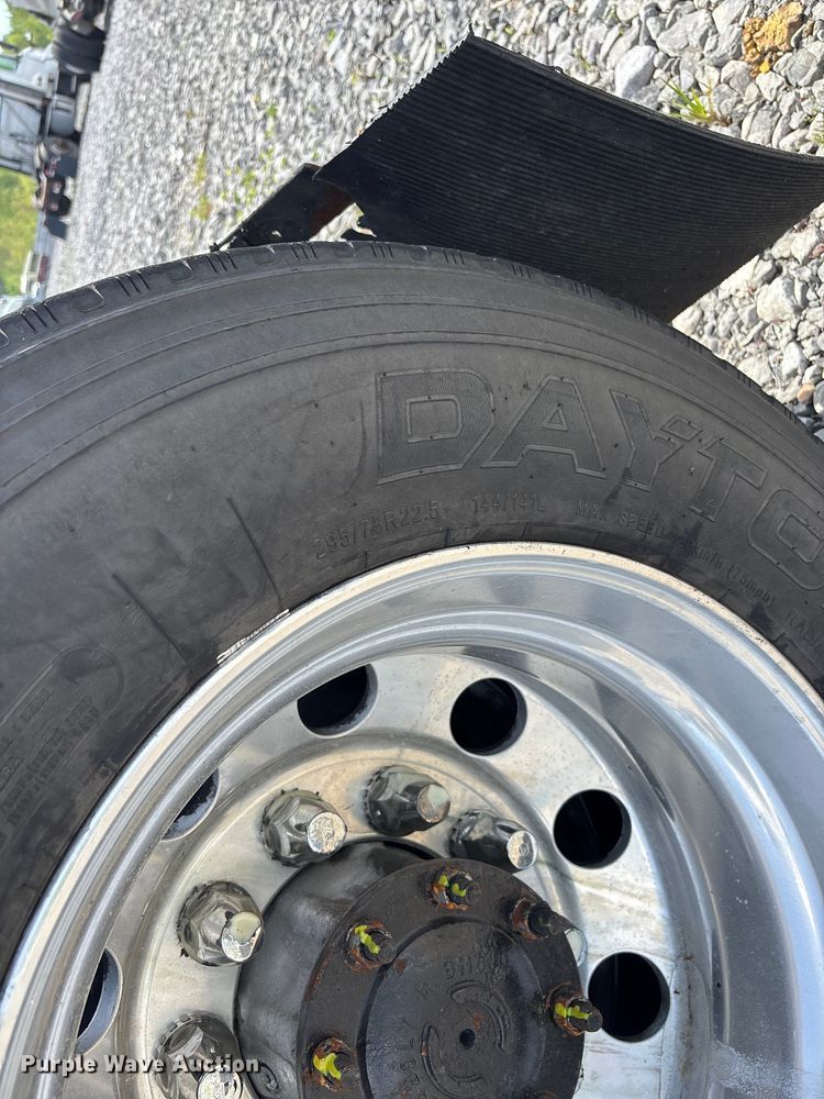 image for item YA2945 2016 Freightliner Cascadia semi truck