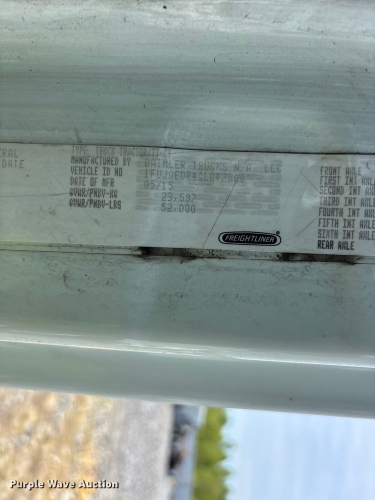 image for item YA2945 2016 Freightliner Cascadia semi truck