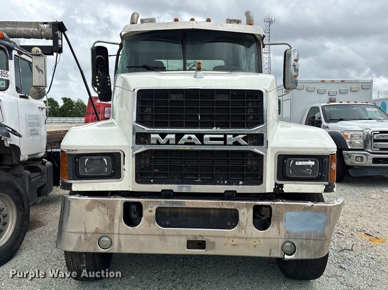 image for item YA2989 2021 Mack Pinnacle semi truck