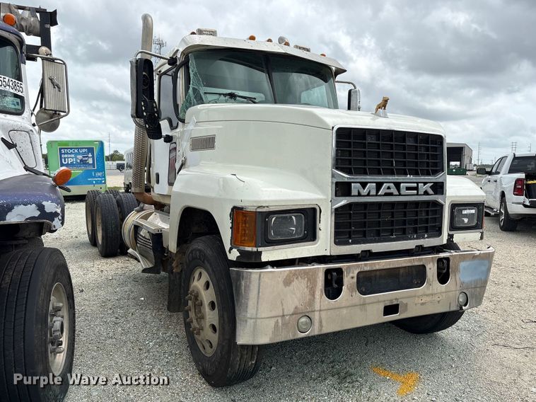 image for item YA2989 2021 Mack Pinnacle semi truck