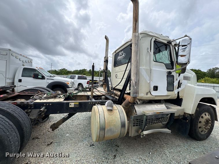 image for item YA2989 2021 Mack Pinnacle semi truck