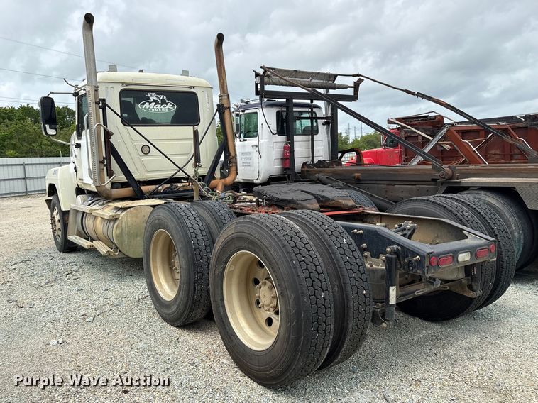 image for item YA2989 2021 Mack Pinnacle semi truck