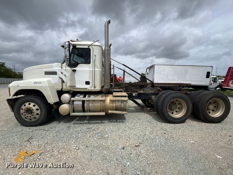 image for item YA2989 2021 Mack Pinnacle semi truck