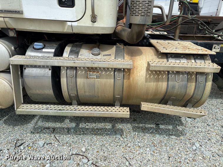 image for item YA2989 2021 Mack Pinnacle semi truck